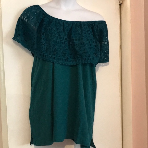 Catherines Tops - Cute top.   Wear on or off the shoulder